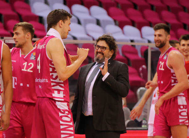 乌迪内斯正 乌迪内斯正